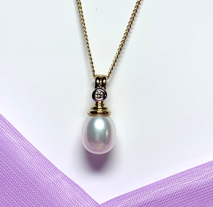 Pearl necklace freshwater cultured and diamond yellow gold pendant