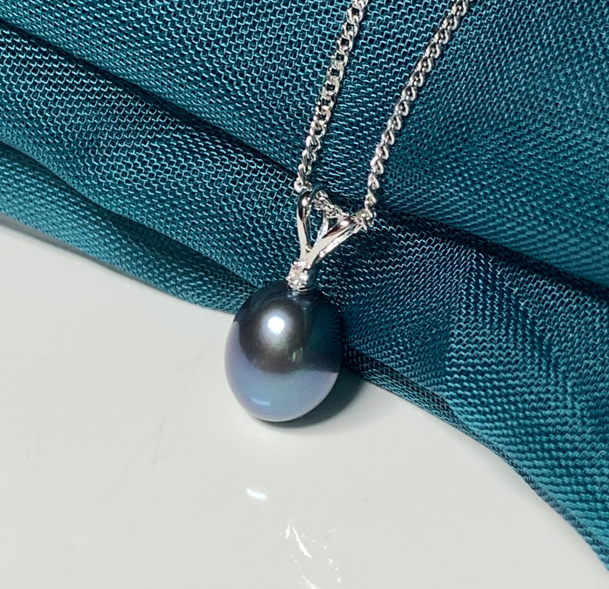 Pearl necklace grey pearl and diamond real freshwater cultured oval white gold