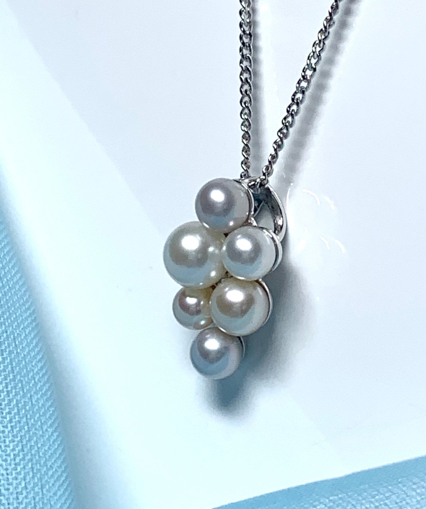 Cluster pearl necklace white gold pendant