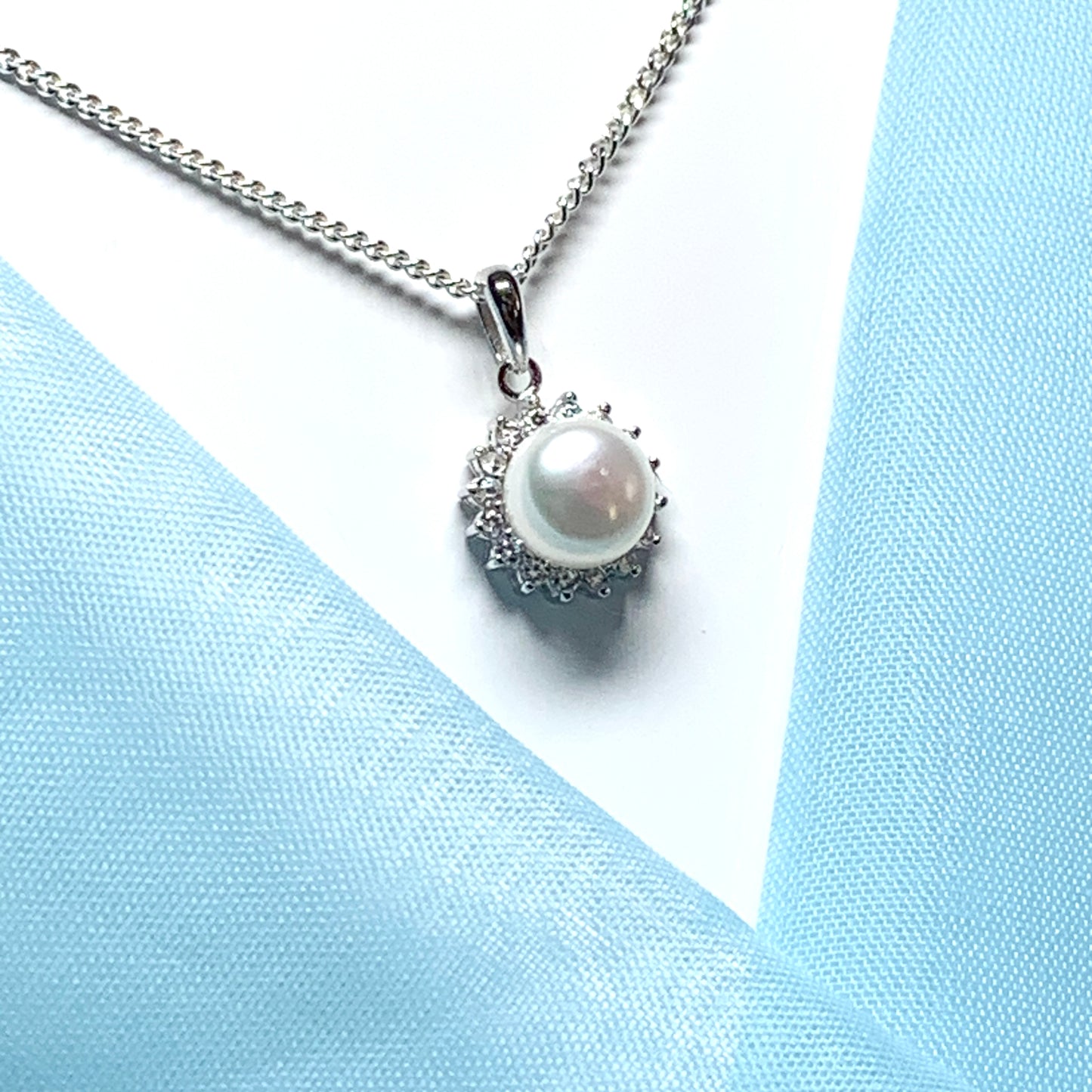 Real pearl round necklace sparkling pendant