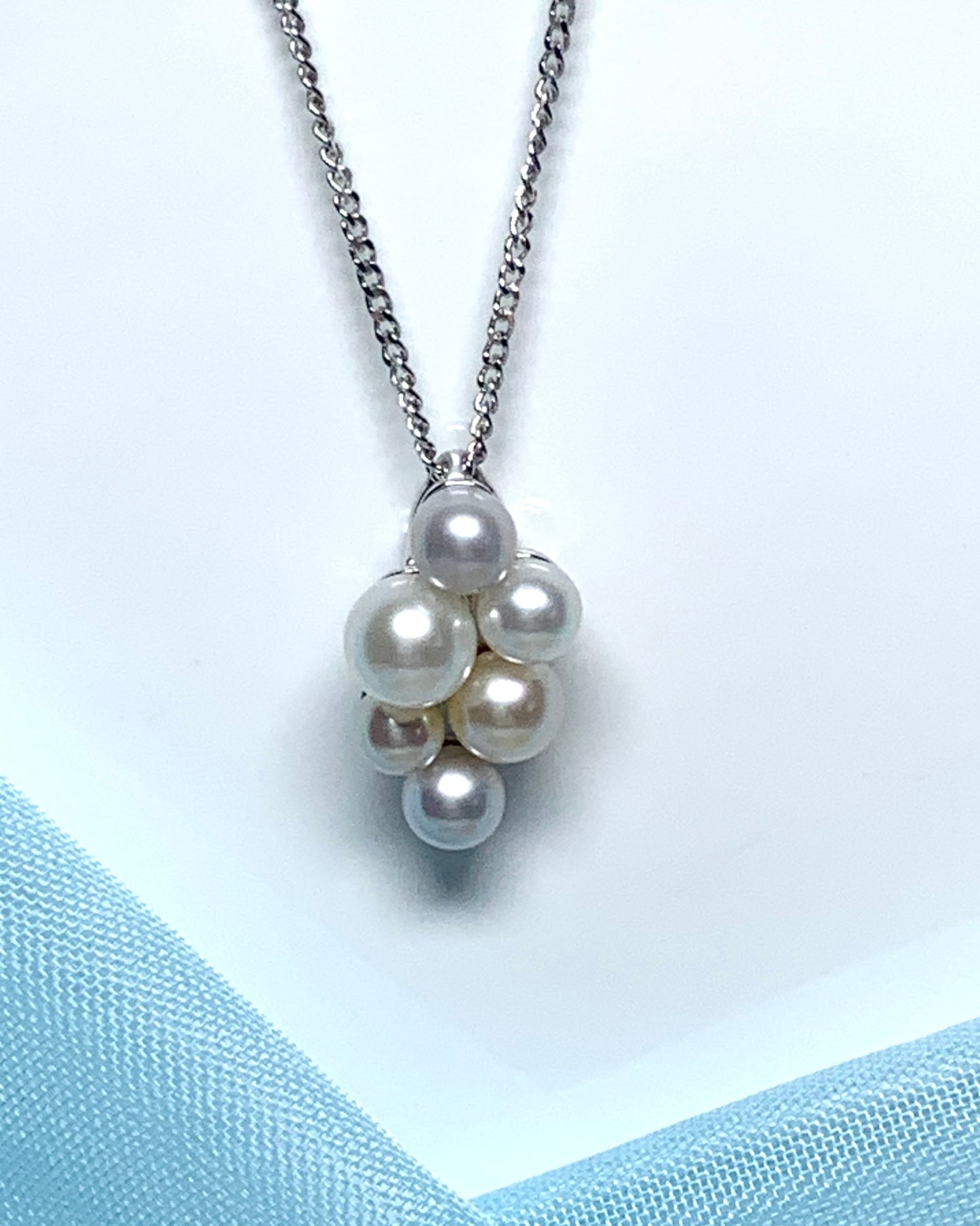 Cluster pearl necklace white gold pendant