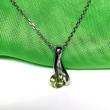 Peridot white gold necklace