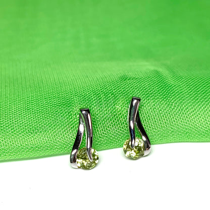 Peridot white gold stud earrings