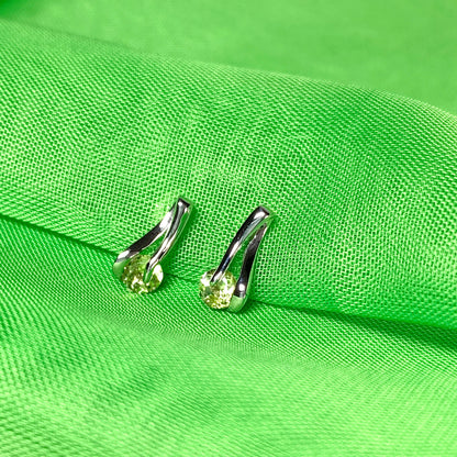 Peridot white gold stud earrings