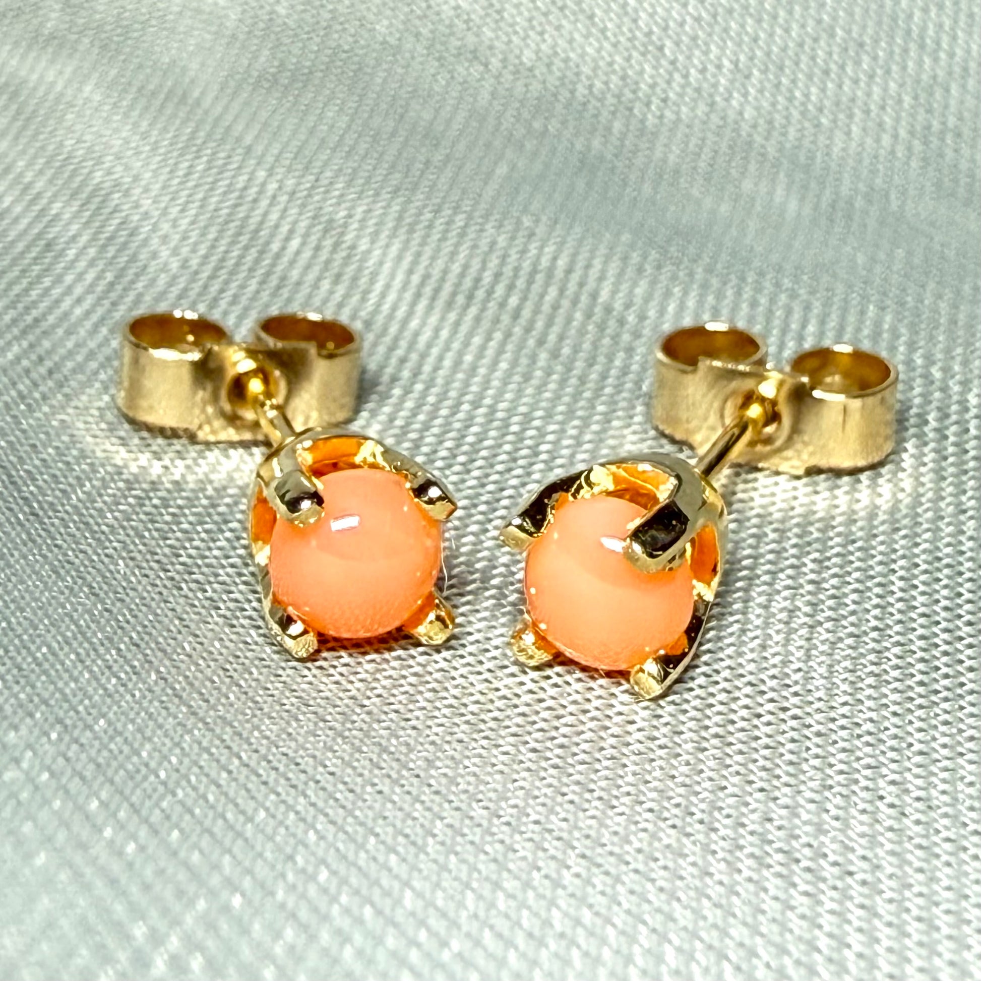 Real coral yellow gold round simple four claw set stud earrings