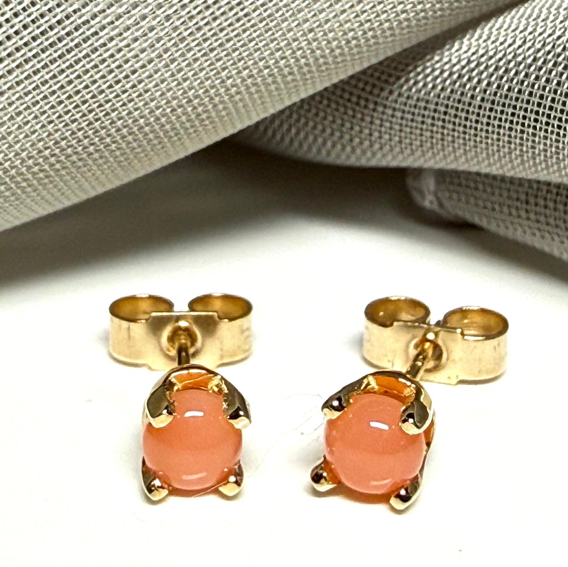 Real coral yellow gold round simple four claw set stud earrings