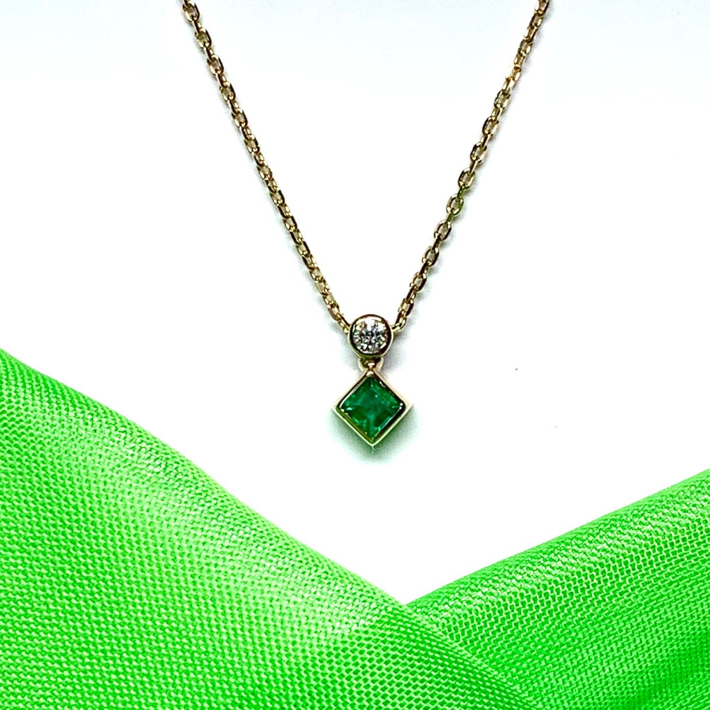 Real emerald necklace with diamond yellow gold green pendant