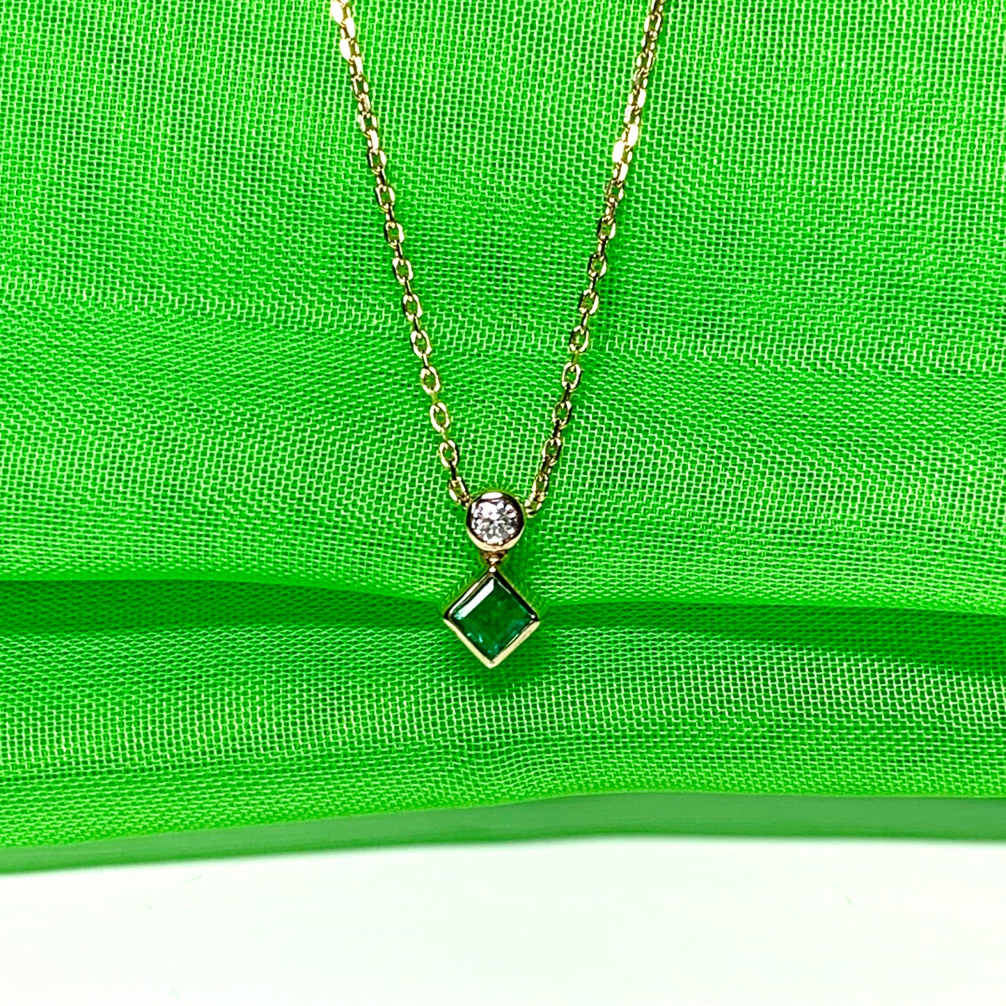 Real emerald necklace with diamond yellow gold green pendant