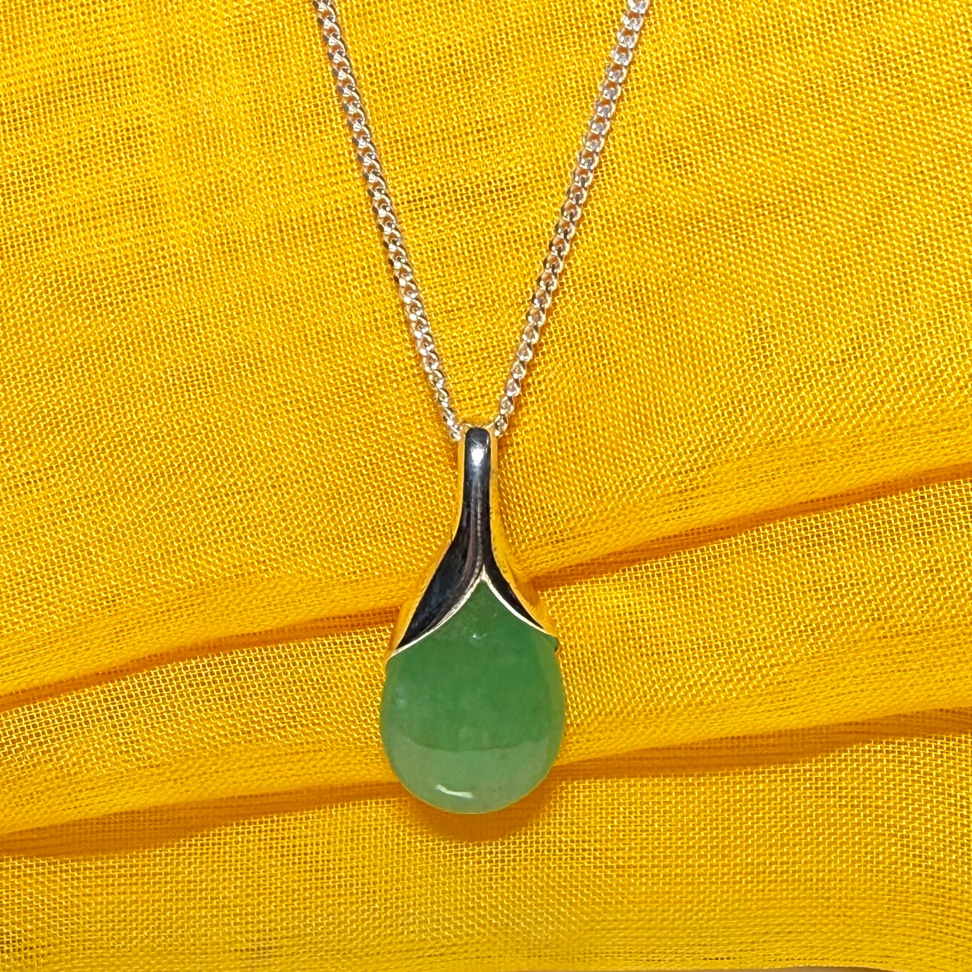 Real green jade pear shaped necklace sterling silver with a chain, really simply a gorgeous pendant