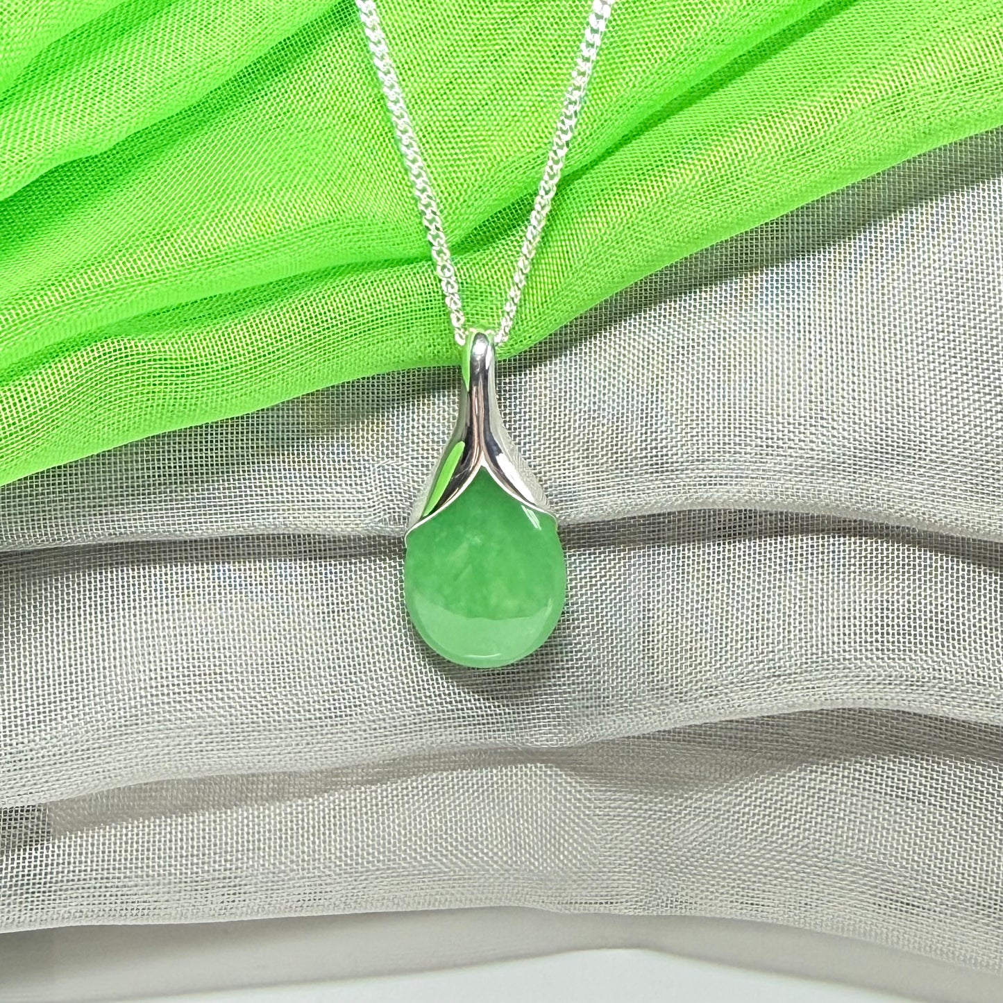 Real green jade pear shaped necklace sterling silver with a chain, simply a gorgeous pendant