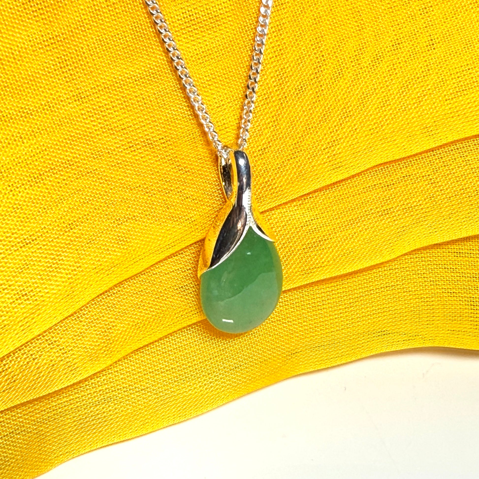 Real green jade pear shaped necklace sterling silver with a chain, really simply a gorgeous pendant