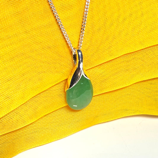 Real green jade pear shaped necklace sterling silver with a chain, really simply a gorgeous pendant