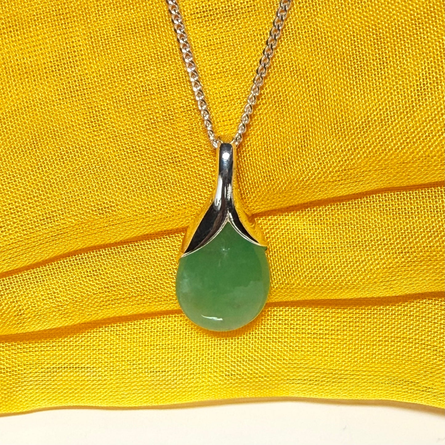 Real green jade pear shaped necklace sterling silver with a chain, really simply a gorgeous pendant