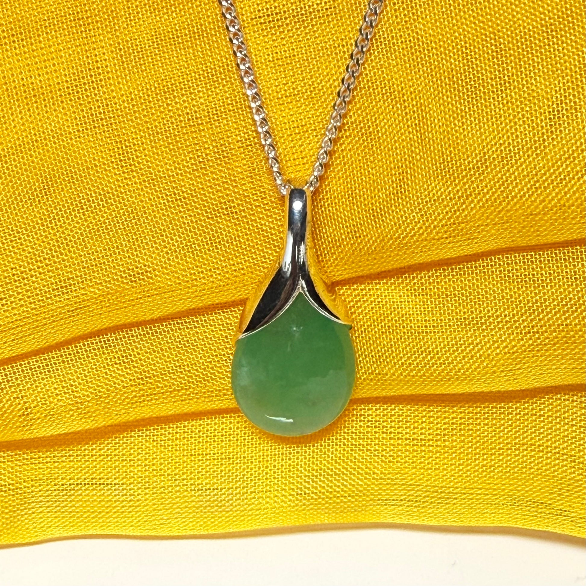 Real green jade pear shaped necklace sterling silver with a chain, really simply a gorgeous pendant