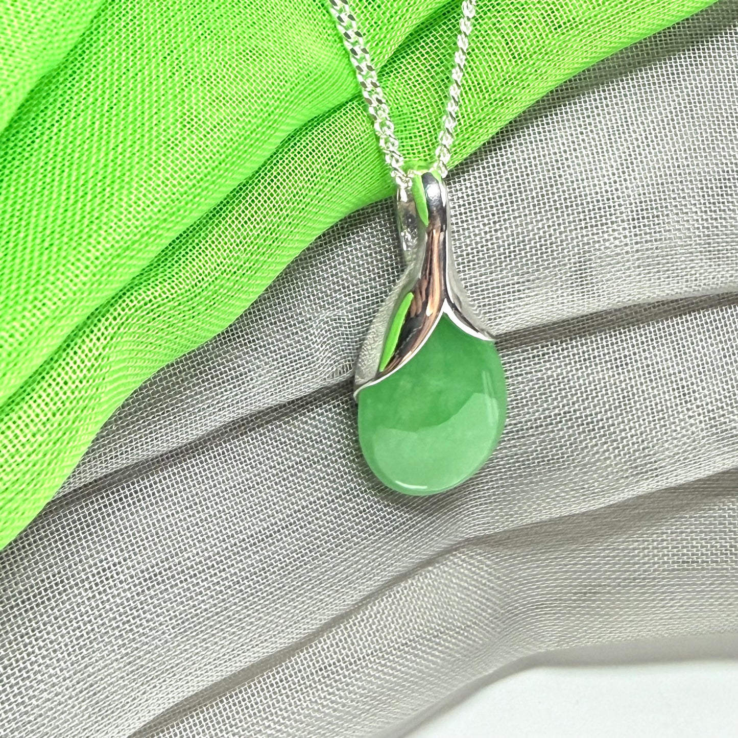 Real green jade pear shaped necklace sterling silver with a chain, simply a gorgeous pendant