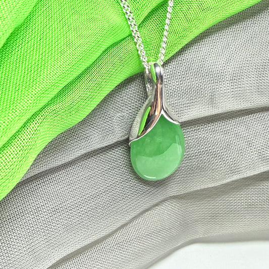 Real green jade pear shaped necklace sterling silver with a chain, simply a gorgeous pendant