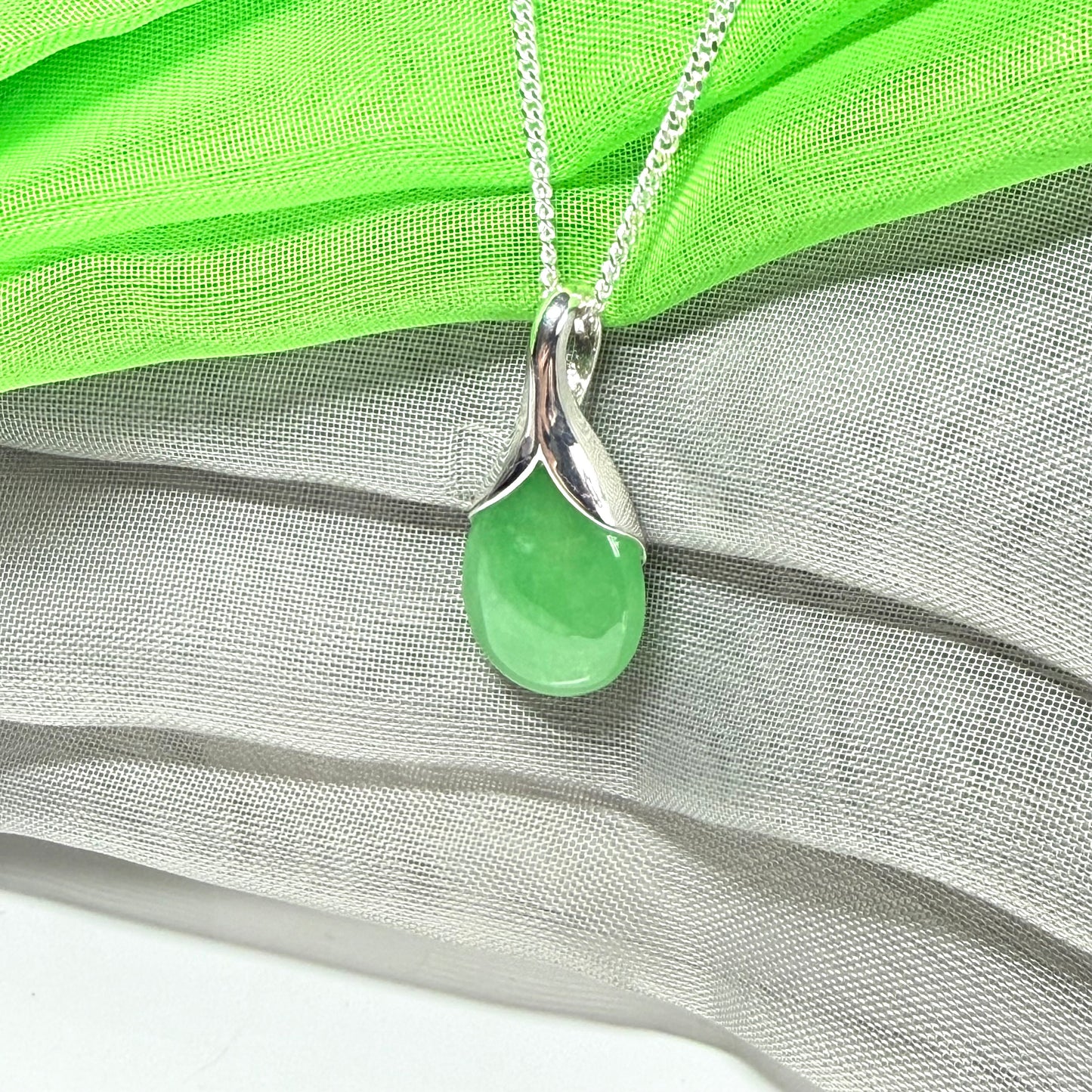Real green jade pear shaped necklace sterling silver with a chain, simply a gorgeous pendant