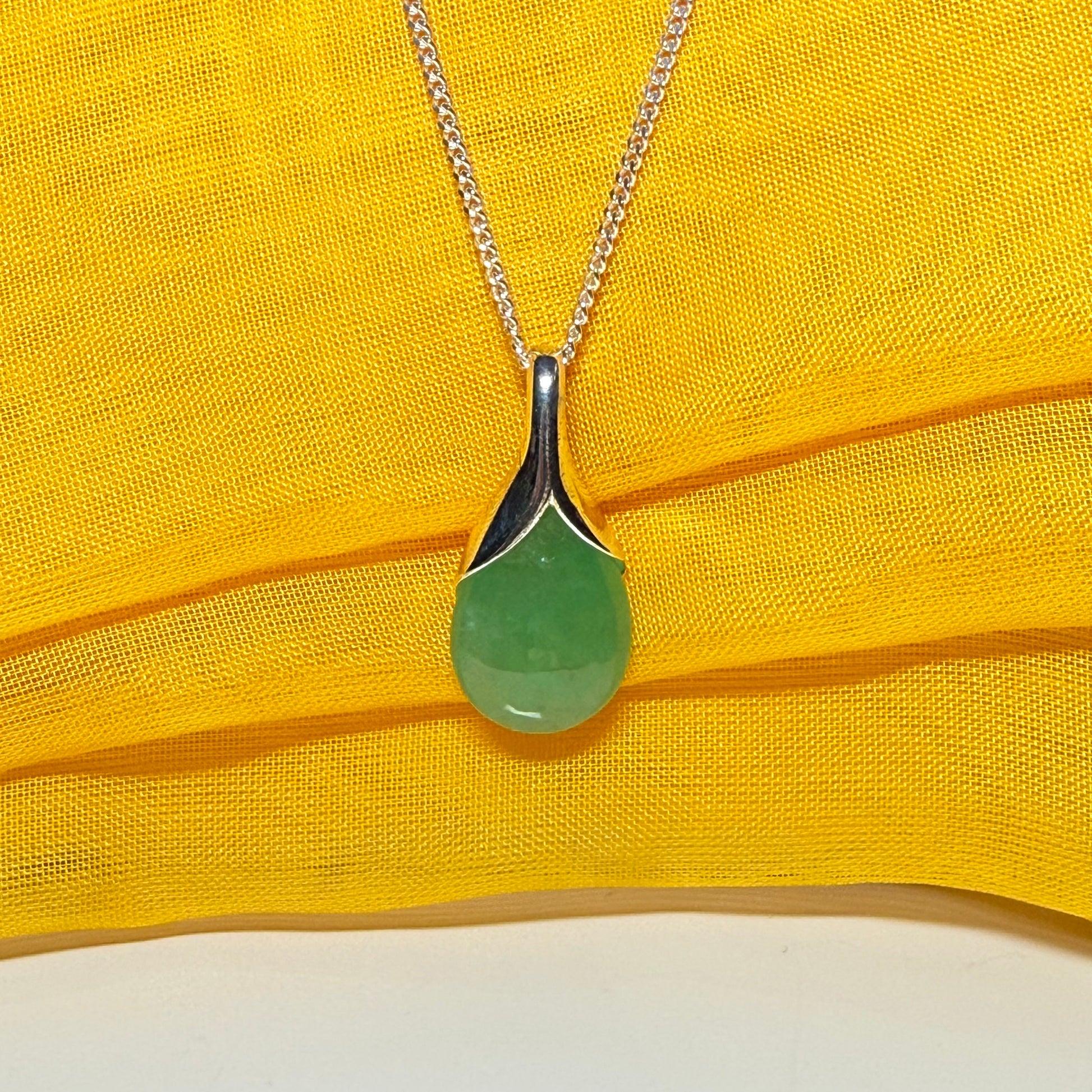 Real green jade pear shaped necklace sterling silver with a chain, really simply a gorgeous pendant