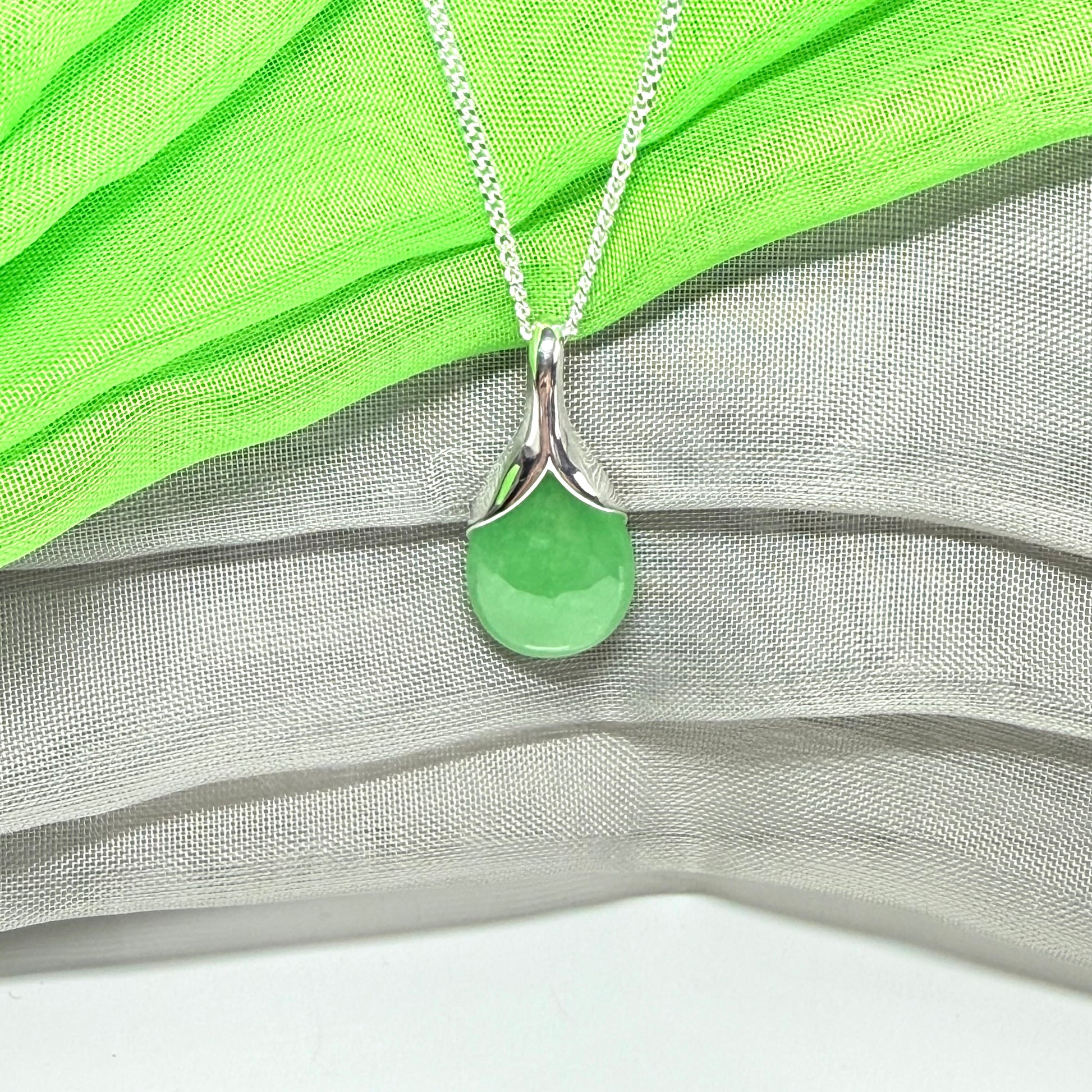 Real green jade pear shaped necklace sterling silver with a chain, simply a gorgeous pendant