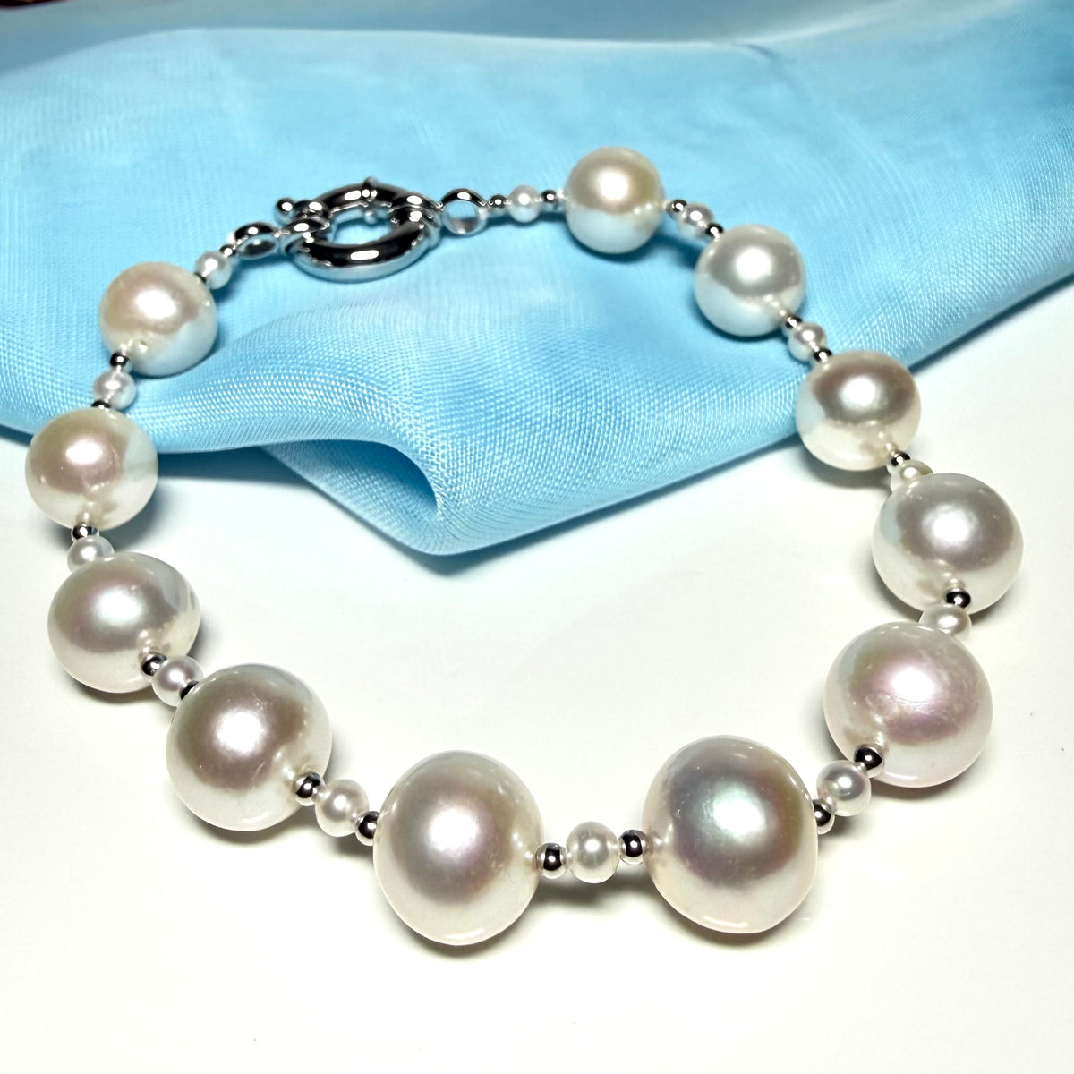 Real pearl bracelet freshwater with a feature sterling silver clasp