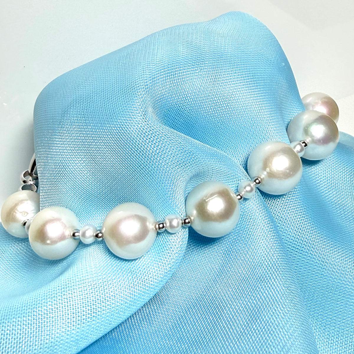 Real pearl bracelet freshwater with a feature sterling silver clasp