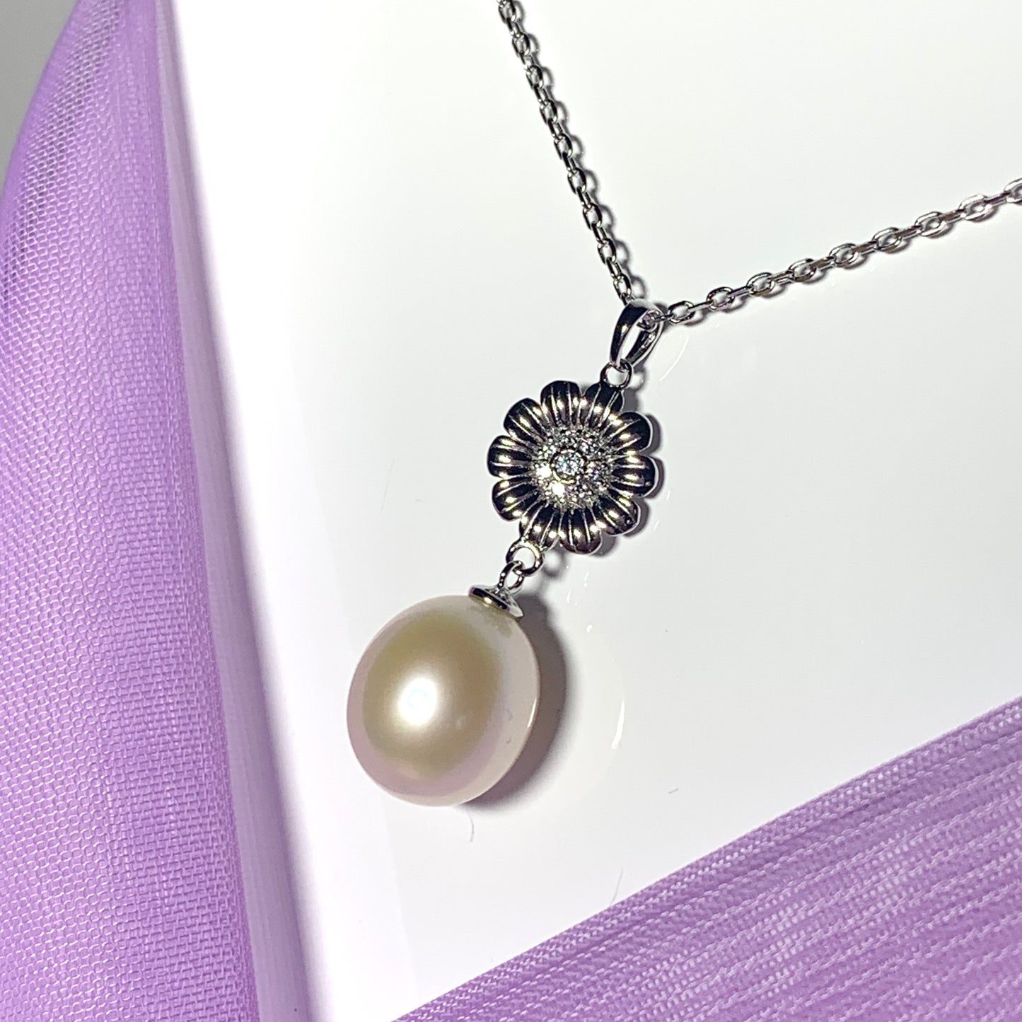Real pearl flower necklace sparkling pendant