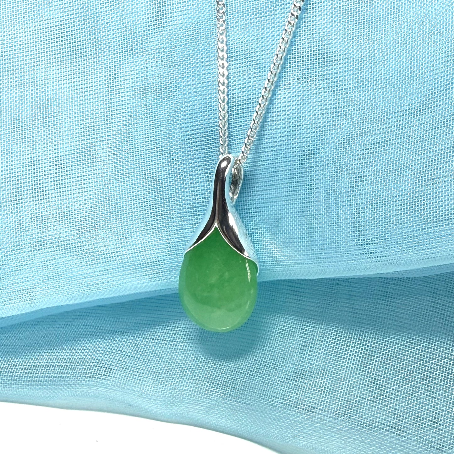 A really gorgeous real green jade pendant in a teardrop or pear shape, a really exquisite designed necklace