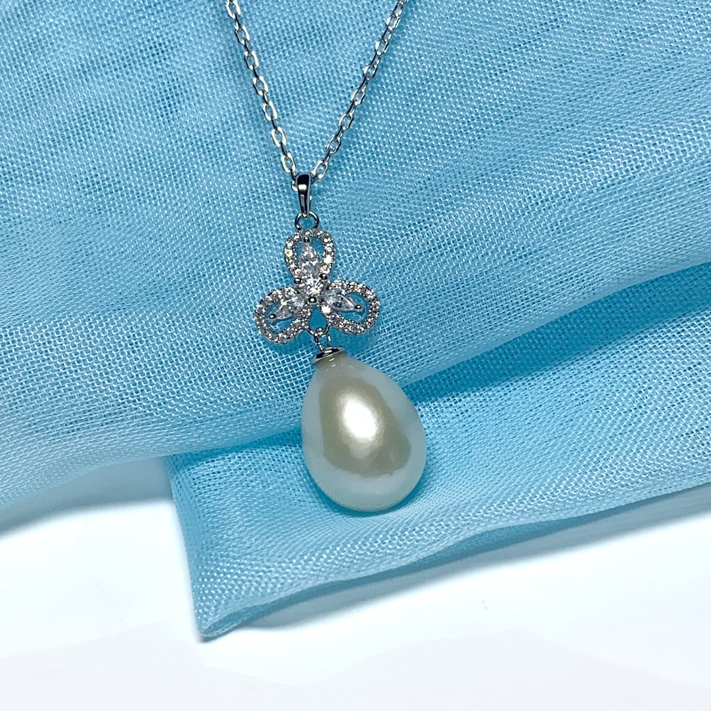 Real pearl fancy necklace sparkling pendant