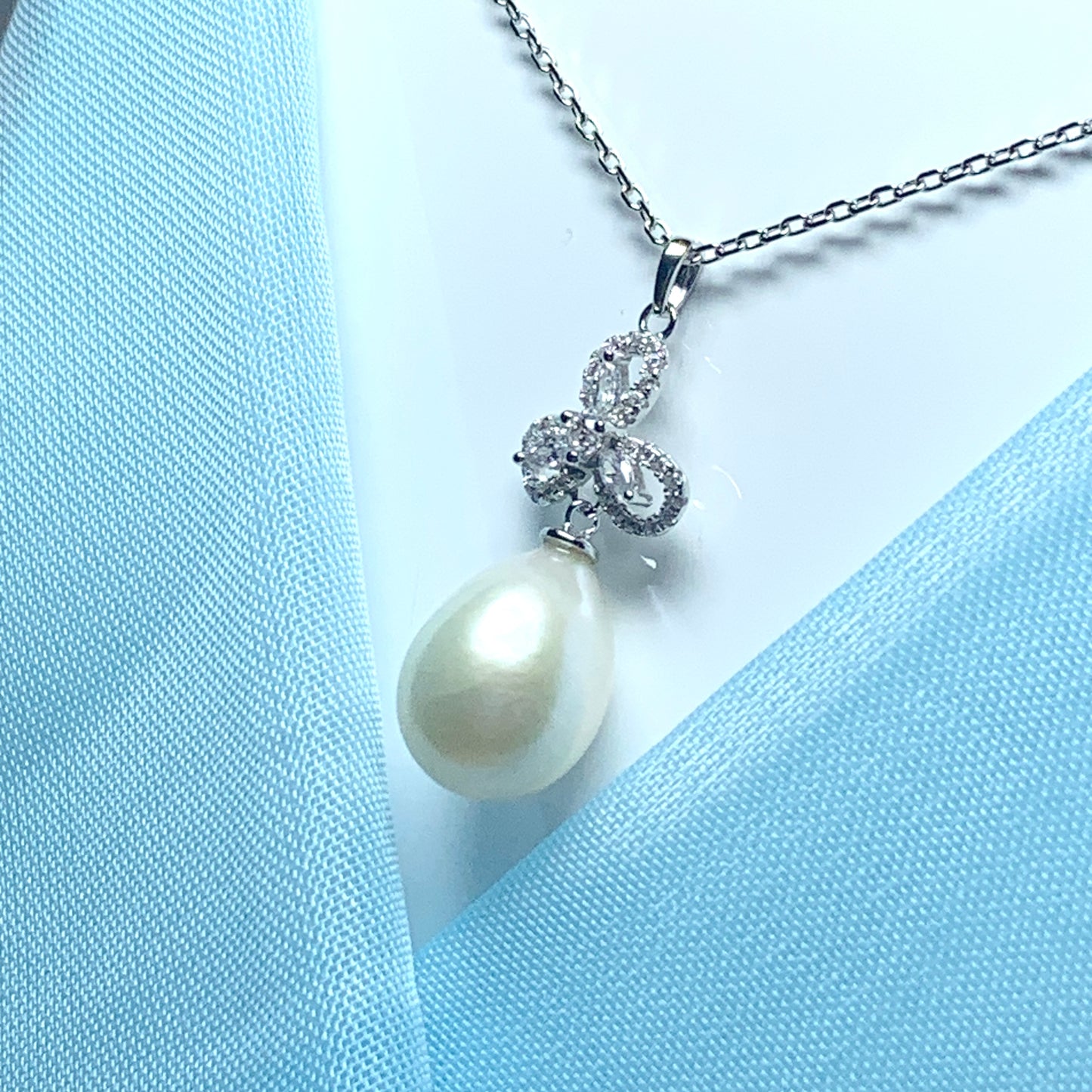 Real pearl fancy necklace sparkling pendant