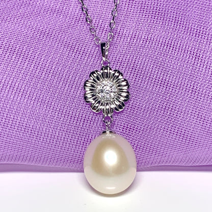 Real pearl flower necklace sparkling pendant