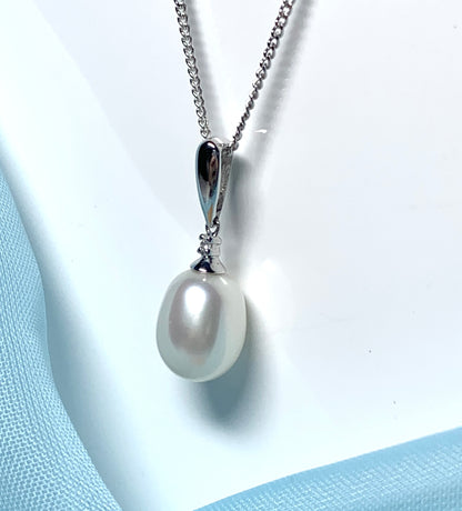 Real pearl necklace and diamond real freshwater cultured oval white gold