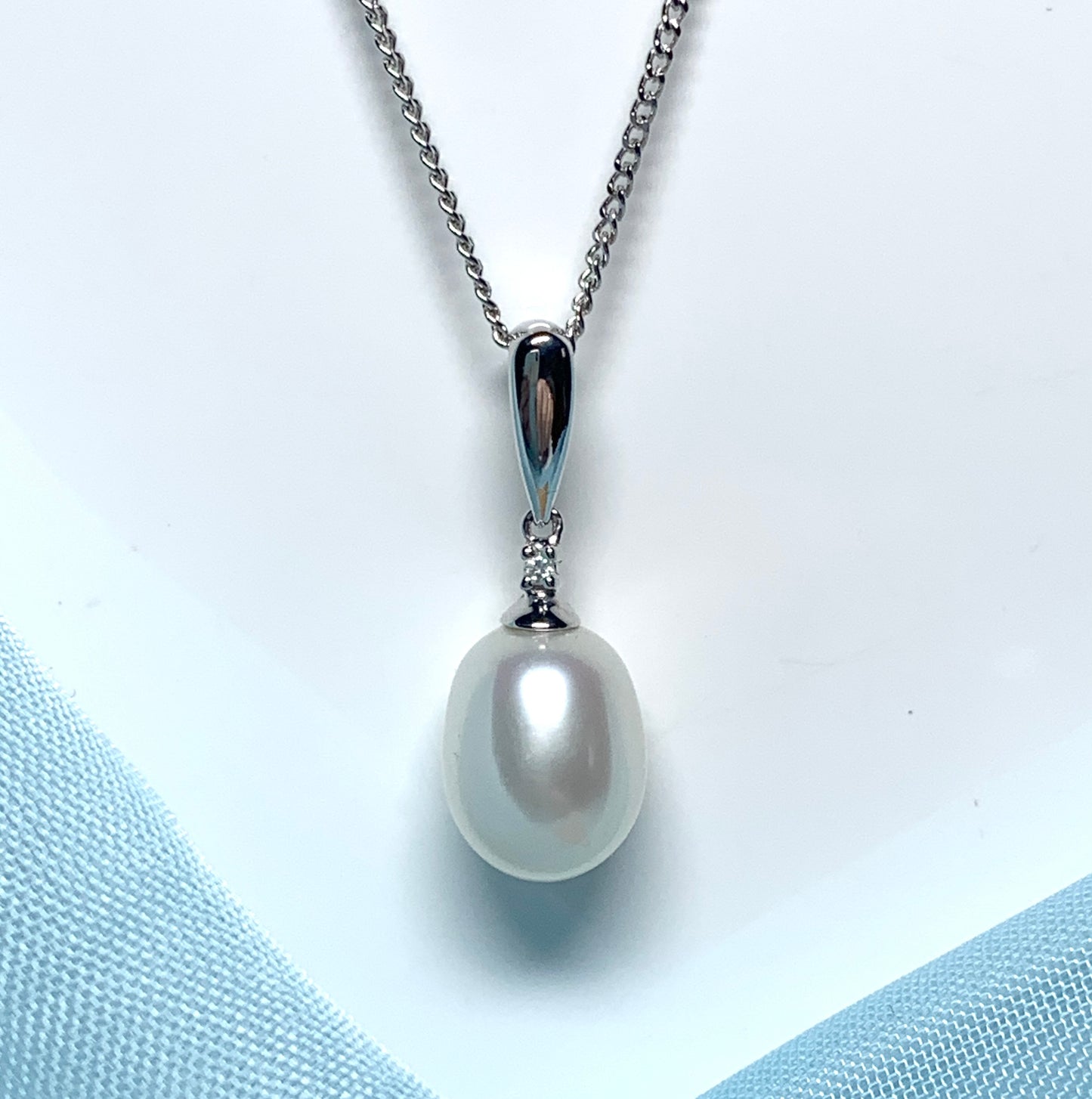 Real pearl necklace and diamond real freshwater cultured oval white gold