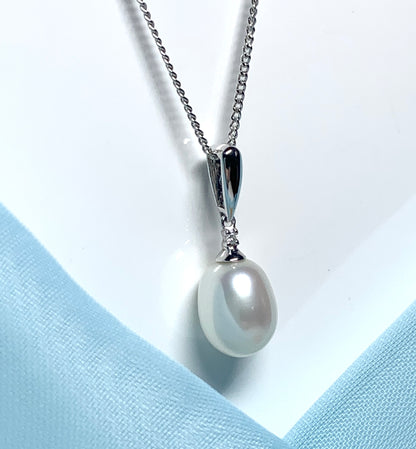 Real pearl necklace and diamond real freshwater cultured oval white gold