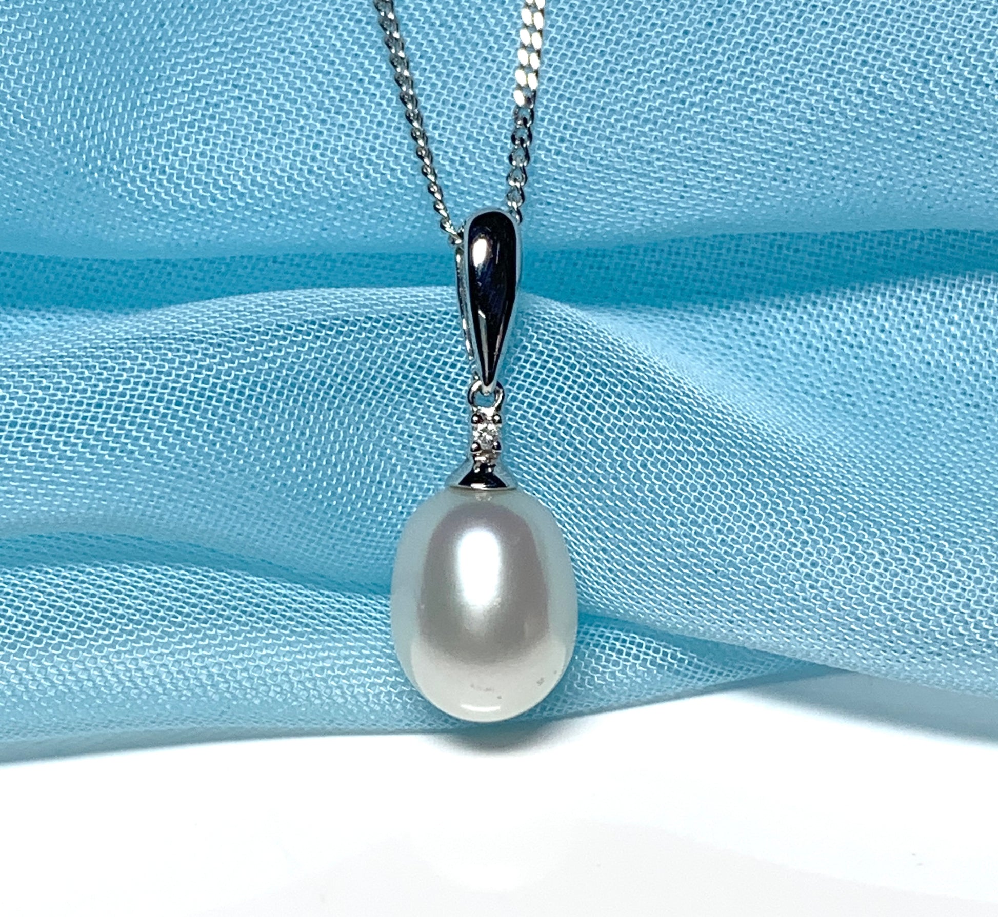 Real pearl necklace and diamond real freshwater cultured oval white gold