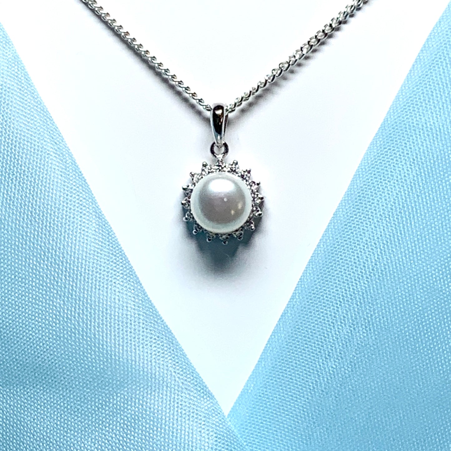 Real pearl round necklace sparkling pendant