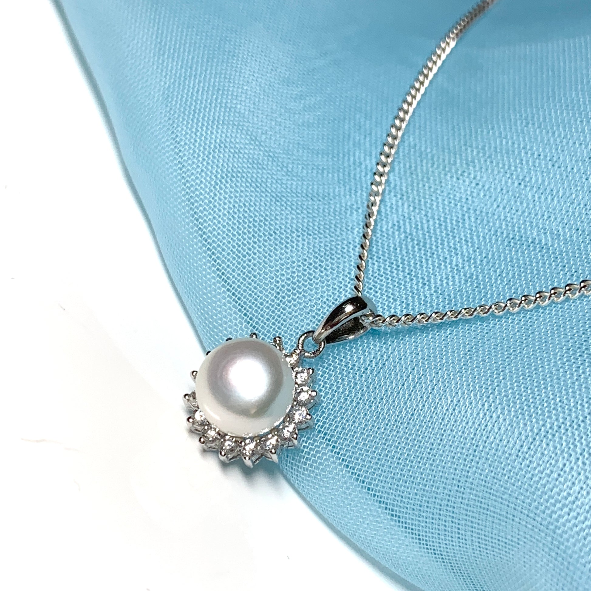 Real pearl round necklace sparkling pendant