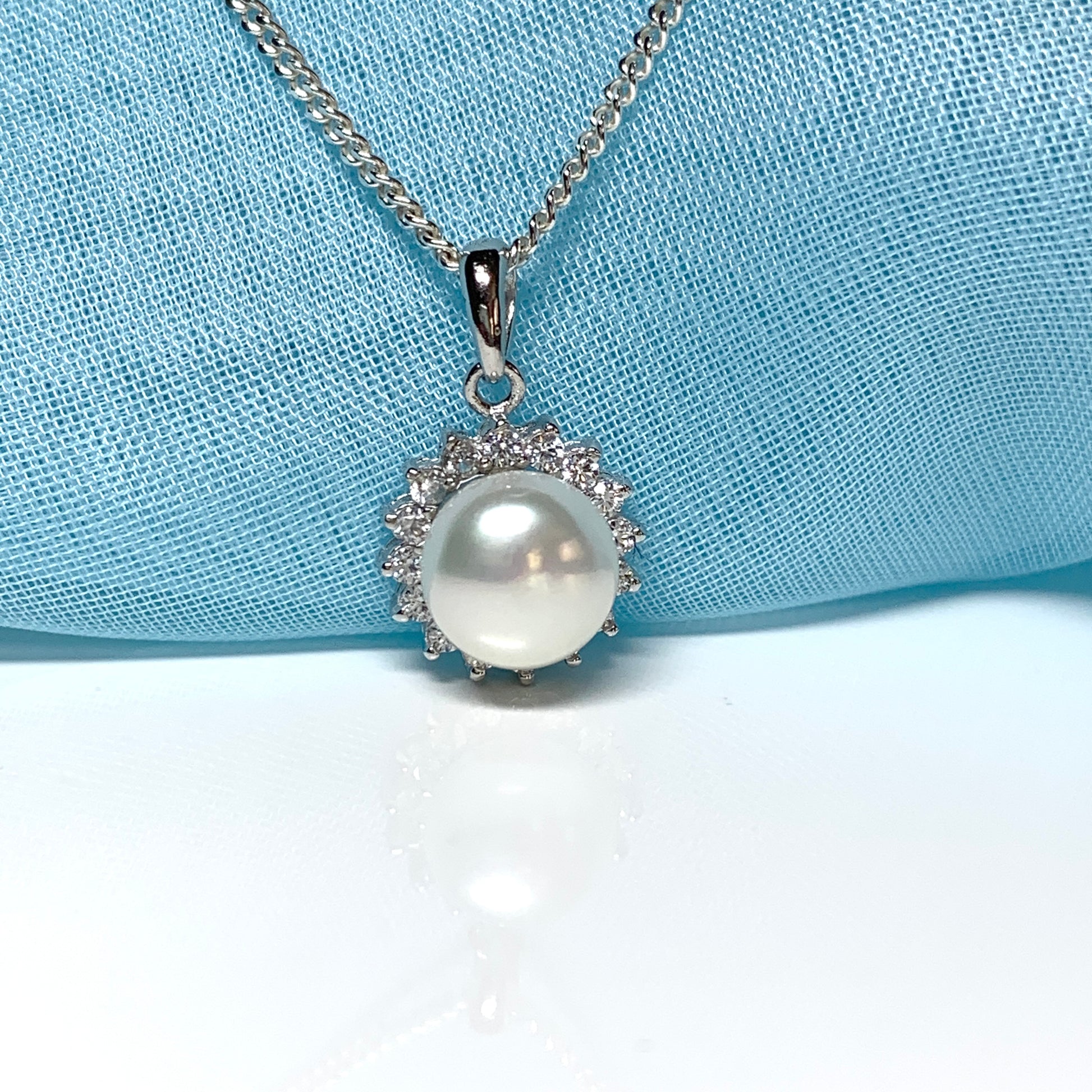 Real pearl round necklace sparkling pendant