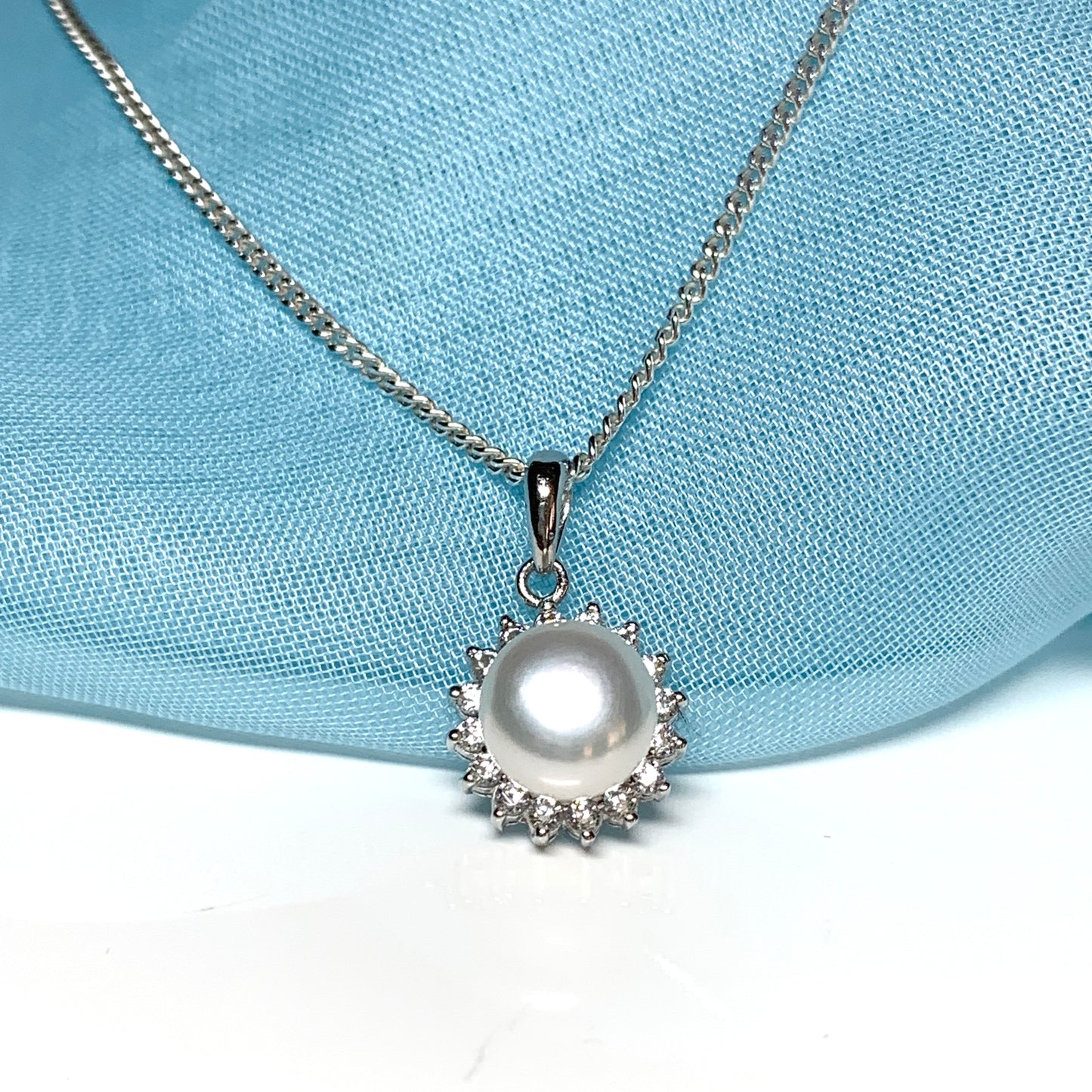 Real pearl round necklace sparkling pendant