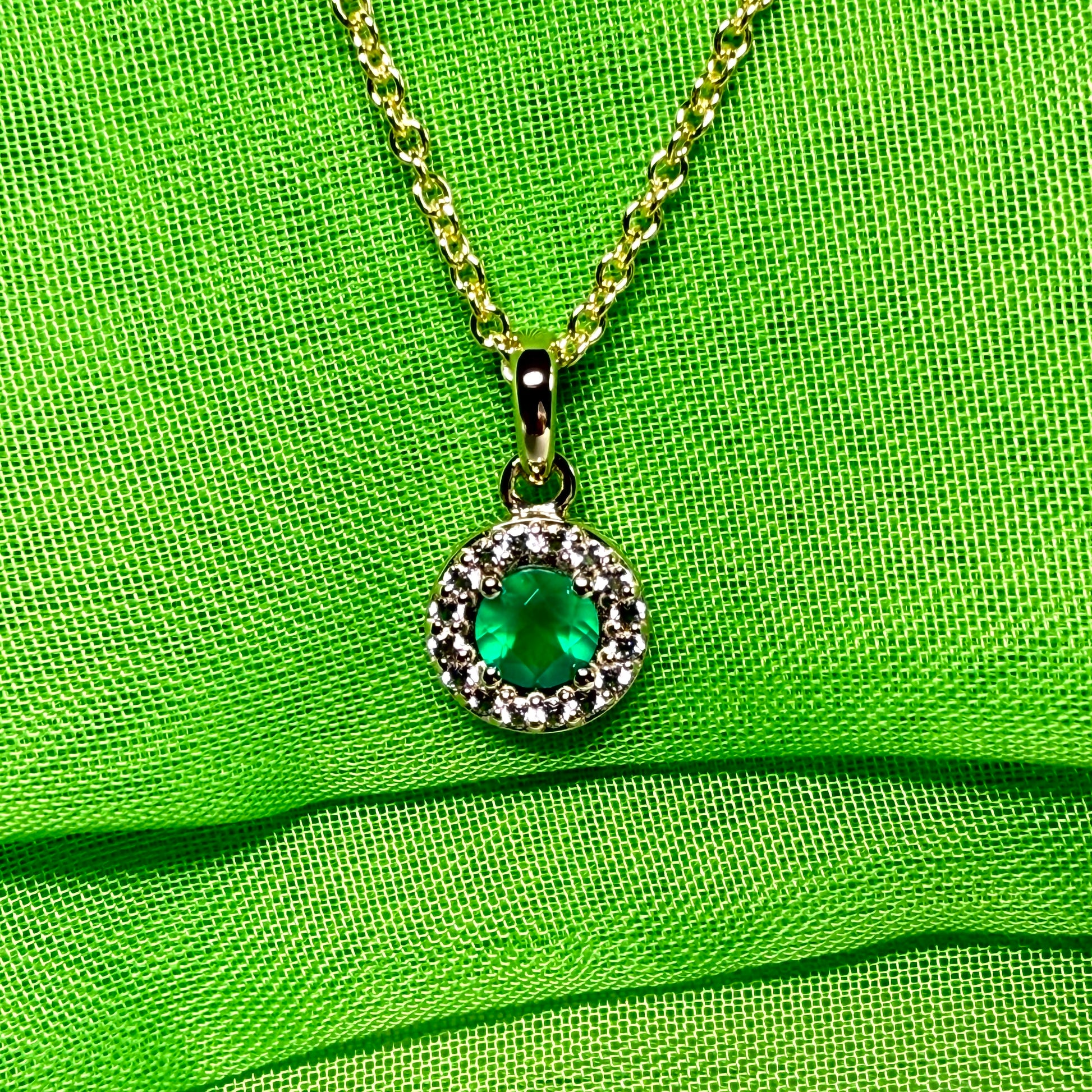 Round cluster round shaped necklace set with a real green agate stone sterling silver gilt including chain