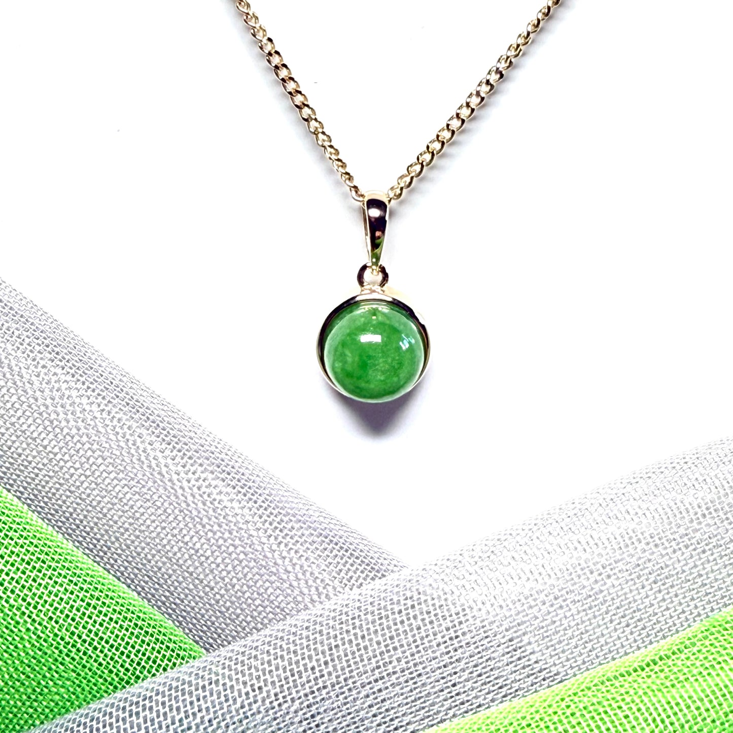 Round green jade yellow gold round necklace pendant