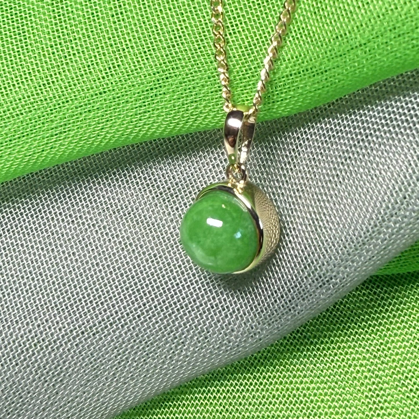 Round green jade yellow gold round necklace pendant