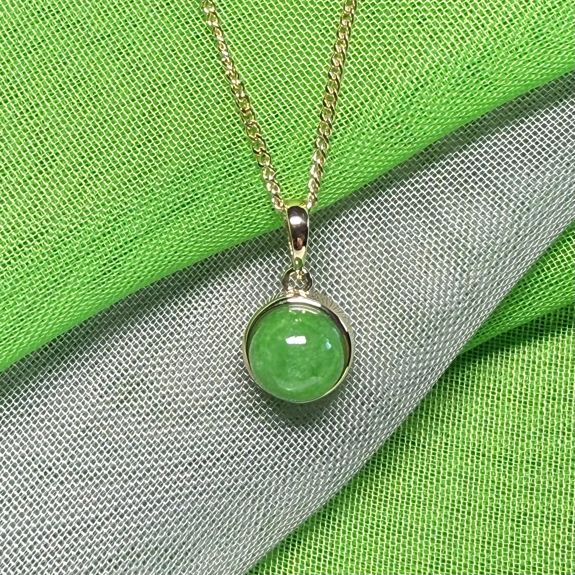 Round green jade yellow gold round necklace pendant