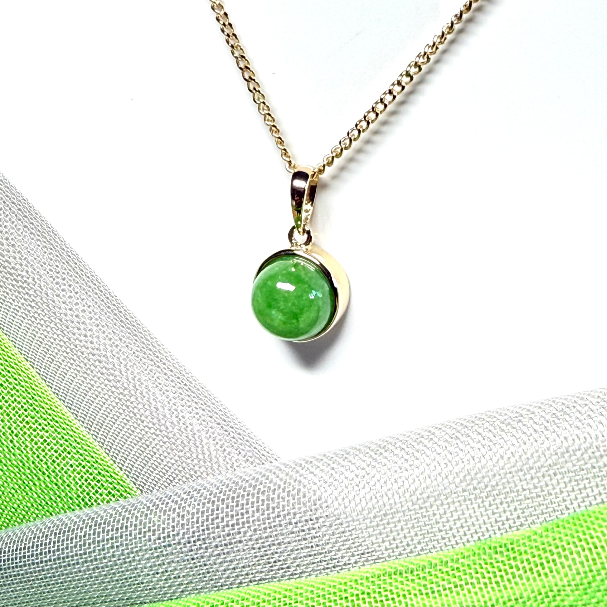 Round green jade yellow gold round necklace pendant