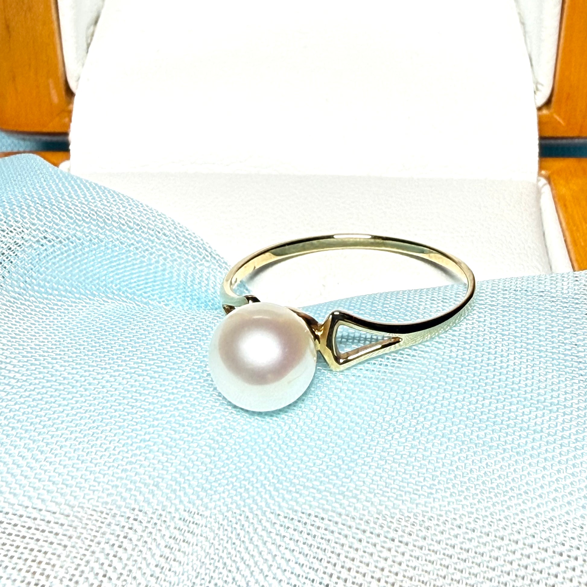 Round real cultured single pearl ring with an open shoulder design yellow gold