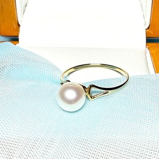 Round real cultured single pearl ring with an open shoulder design yellow gold
