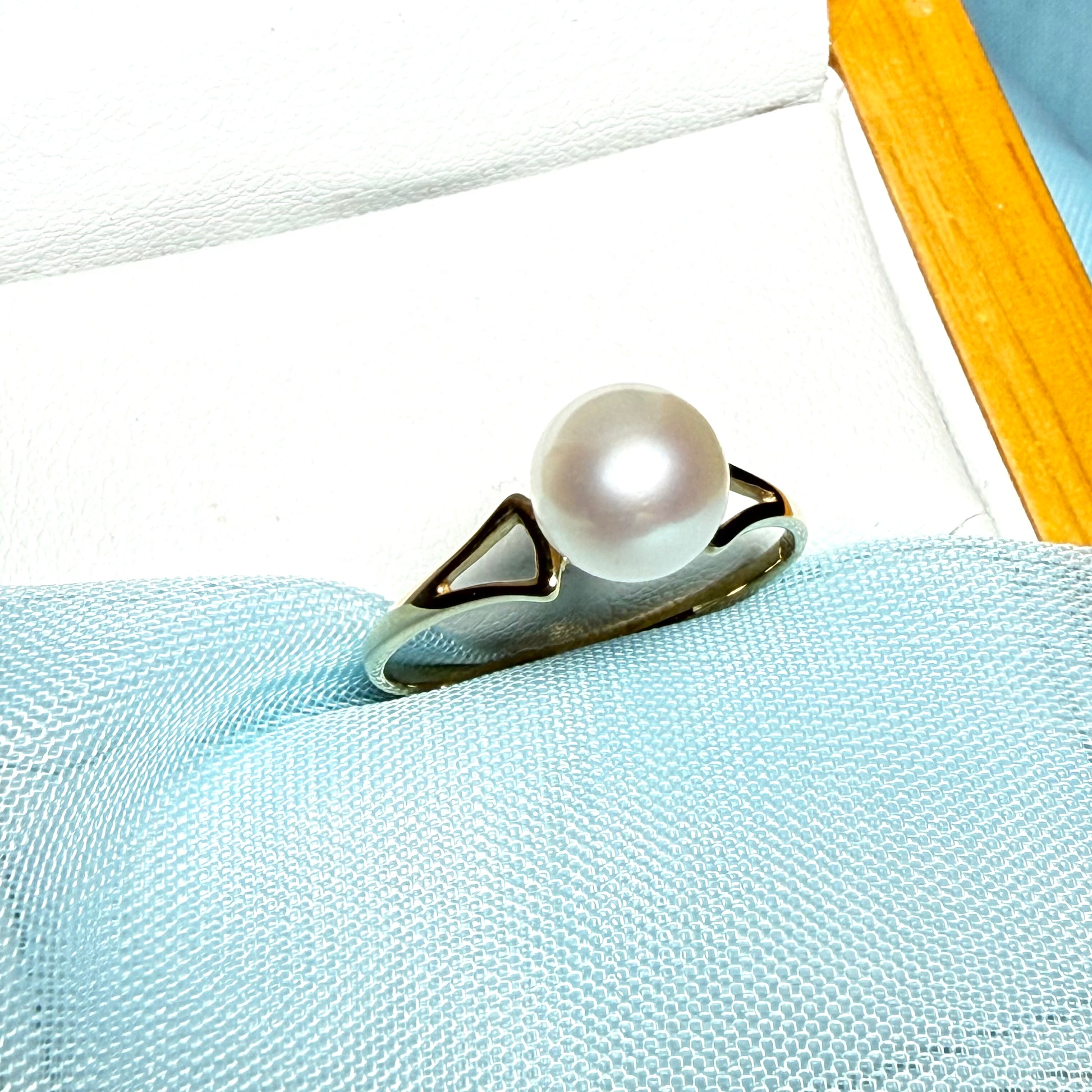 Round real cultured single pearl ring with an open shoulder design yellow gold