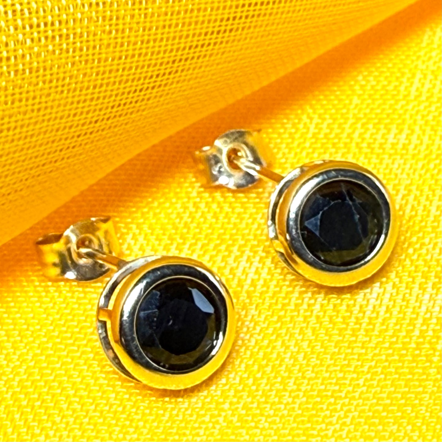 Round shaped  yellow gold real blue sapphire stud earrings