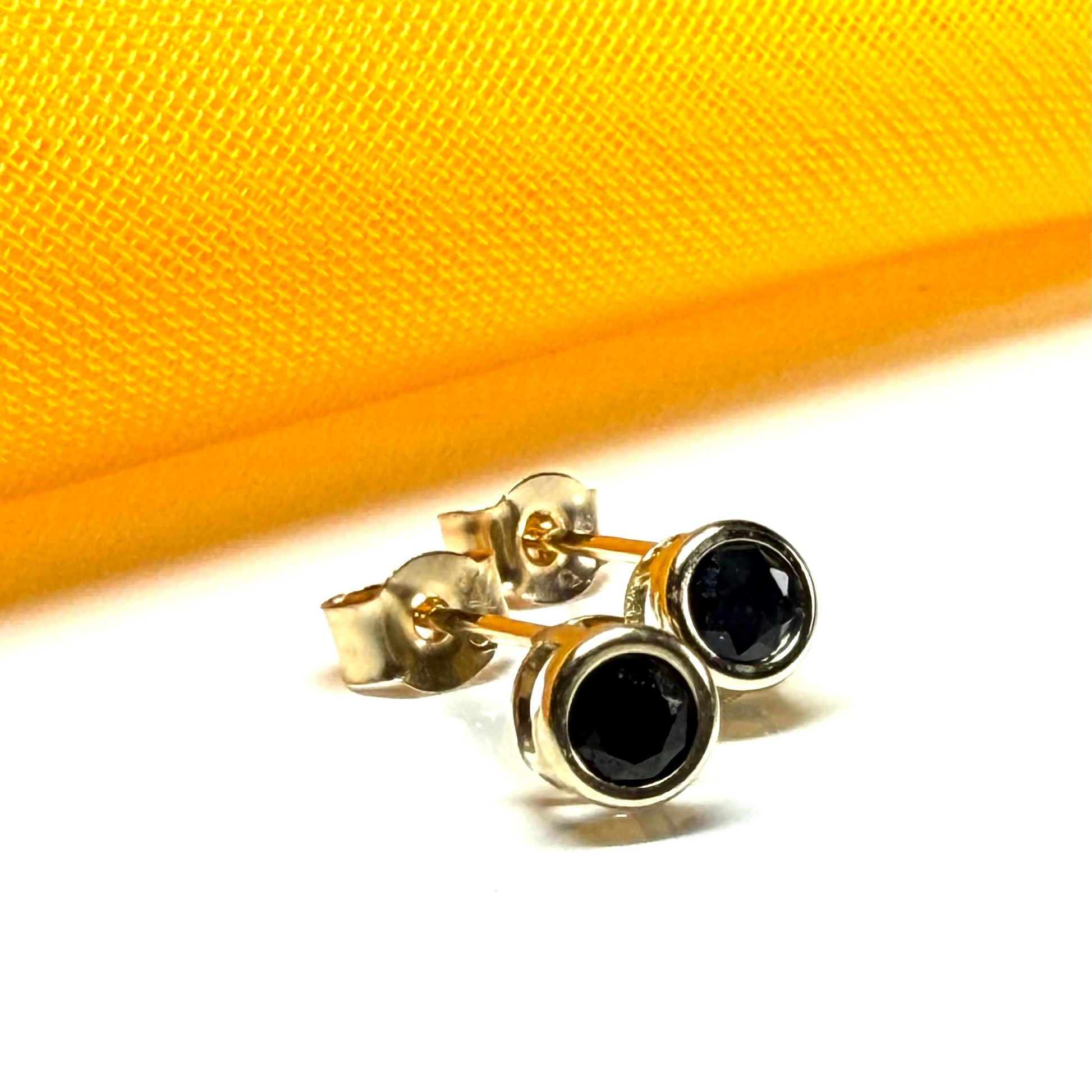 Round shaped  small yellow gold real blue sapphire stud earrings 3 mm