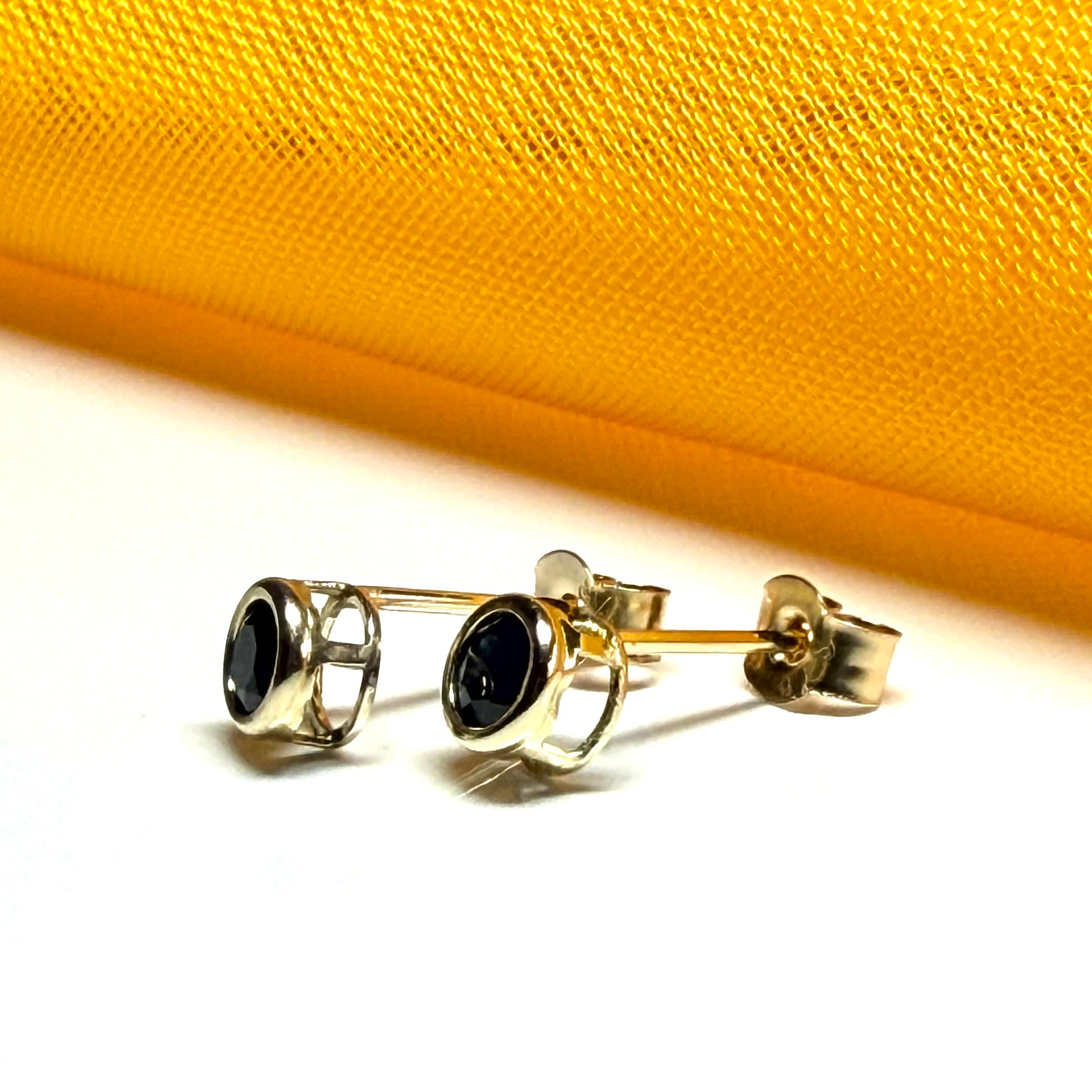 Round shaped  small yellow gold real blue sapphire stud earrings 3 mm