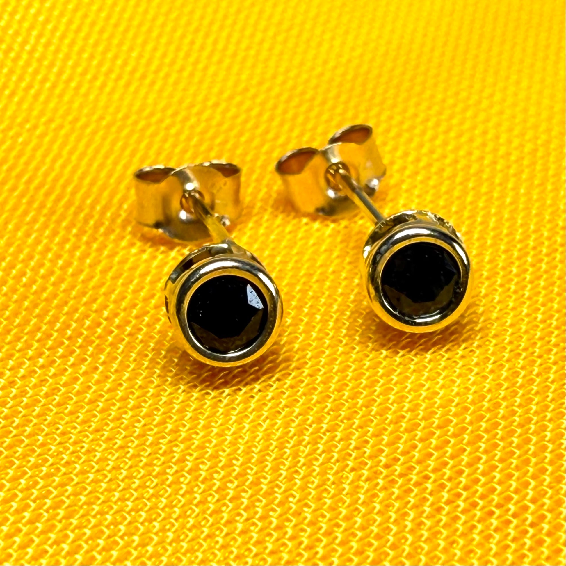 Round shaped  small yellow gold real blue sapphire stud earrings 3 mm